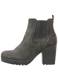 Stivaletti ankle in suede grigi con tacco spesso, pannelli laterali elasticizzati con motivo a spina di pesce e suola in gomma testurizzata.