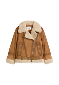 Bruine leren jas met een shearling kraag en manchetten, voorzien van twee ritszakken aan de voorkant en een riem in de taille. Textuur detail is zichtbaar.