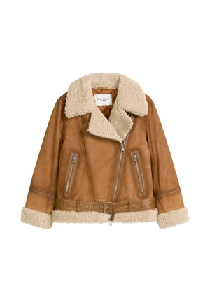 Veste en cuir marron avec un col et des poignets en shearling, dotée de deux poches avant zippées et d'une taille ceinturée. Détail de surface texturée visible.