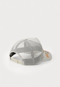 Justerbar mesh-keps i ljusbeige med färgglad blommönstring på sidan. Har en rundad skärm och plastspänne.