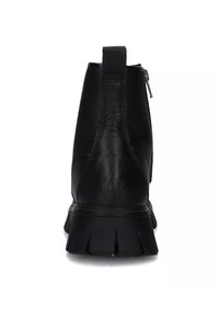 Stivale alla caviglia in pelle nera con chiusura a zip, superiore testurizzato e suola in gomma spessa e scanalata. La vista posteriore mette in evidenza il design e la forma.