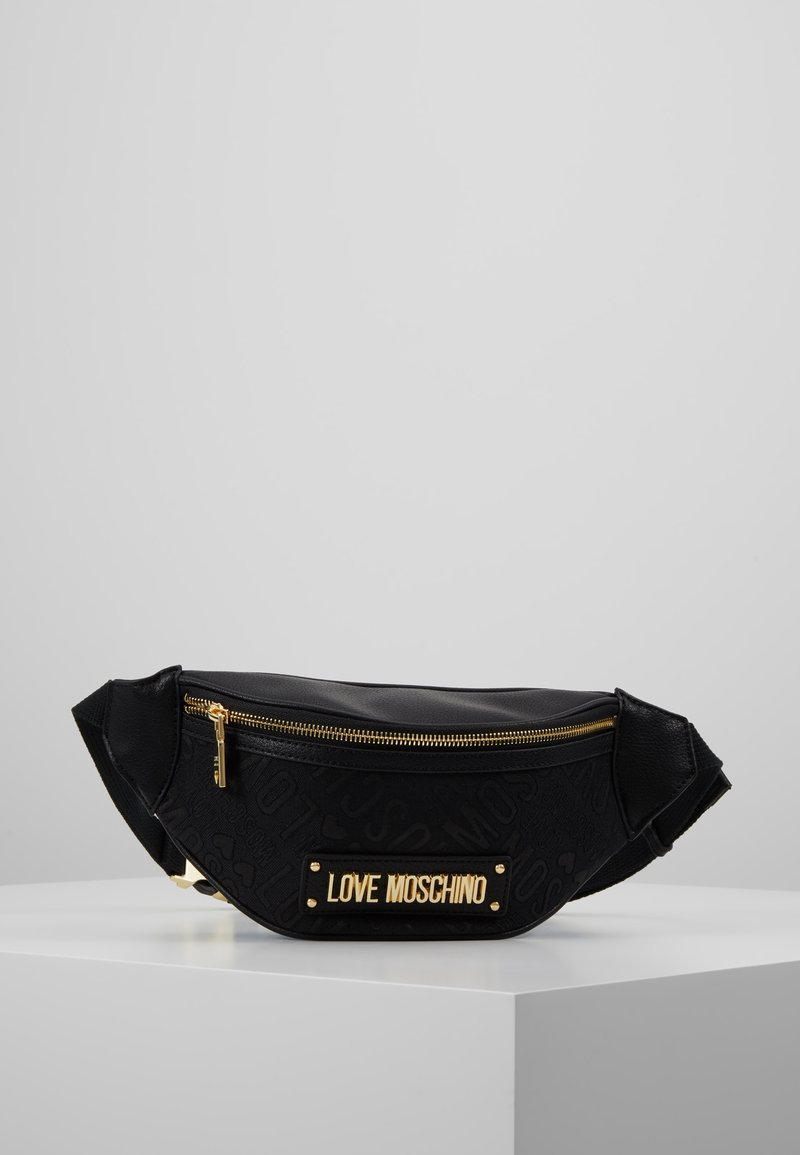 Černá fanny pack z umělé kůže s kultivovaným zlatým zipem, s vyraženým logem a výraznou zlatou destičkou s nápisem "LOVE MOSCHINO".