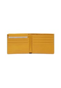Portafoglio bifold in pelle gialla con sei scomparti per carte e un vano centrale, caratterizzato da una texture liscia e un design minimalista.