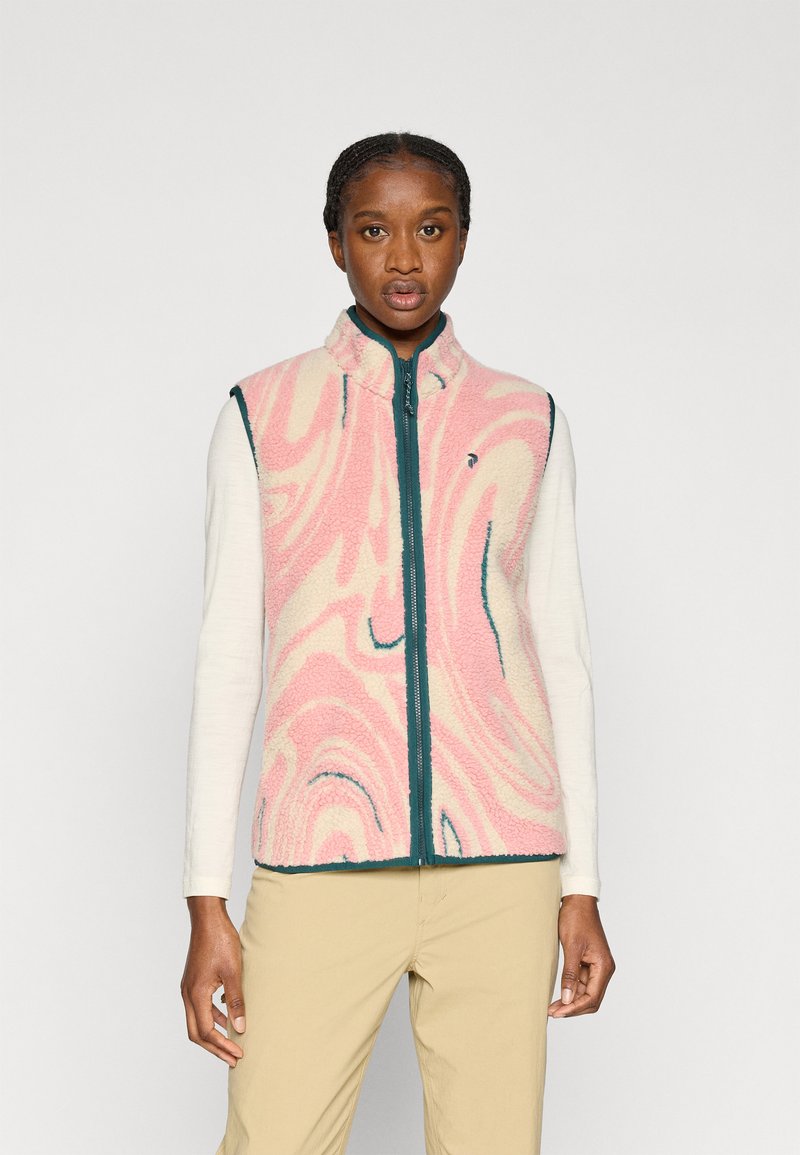 Φλις γιλέκο με ροζ και κρεμ μαρμάρινο σχέδιο, ψηλό γιακά, μπροστινό φερμουάρ και τιρκουάζ λεπτομέρειες· συνδυασμένο με ανοιχτόχρωμο μακρυμάνικο πουκάμισο.