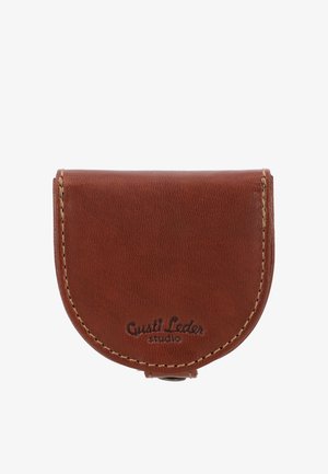 Ruskea nahkainen kolikkopussi pyöreällä läpällä, beigenvärisellä ompeleella ja kohokuvioidulla "Gusti Leder studio" -logolla edessä.