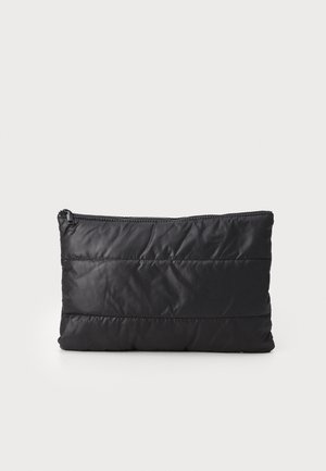 Μαύρο μαλακό pouch με κλείσιμο φερμουάρ, με λεία, ματ υφή και κάθετες ραφές στην επιφάνεια.
