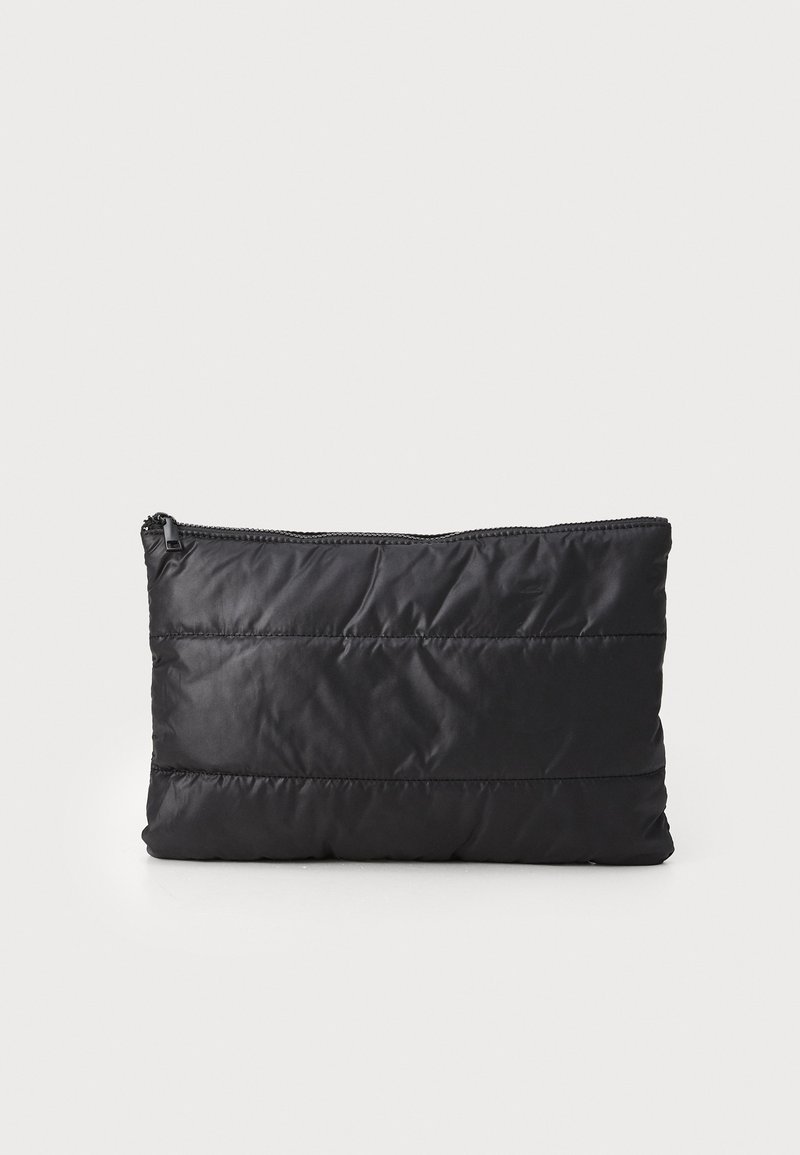 Funda negra acolchada con cierre de cremallera, que presenta una textura suave y mate, así como detalles de costura vertical en la superficie.