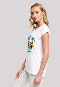 Hvit bomulls T-skjorte med et fargerikt trykk av figurer og palmer fra Disneys Aladdin, med rullede ermer og en avslappet passform.