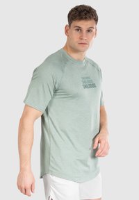 Smilodox POWERFIT TRIPLE PERFORMANCE - T-shirt till träning - olive