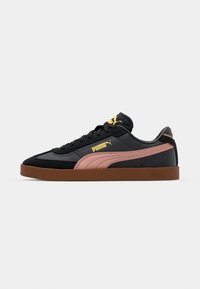 Sneaker nera con dettagli rosa, suola in gomma, tomaia in pelle texturizzata e logo dorato. Design con lacci e colletto imbottito.