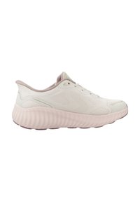 Zapatillas deportivas de color crema claro con superior de malla, punta redonda y suela gruesa y estriada de color rosa. Las características incluyen un cordón mínimo y acentos de marca sutiles.