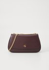 HARDWARE MONOGRAM - Handtas - fudge