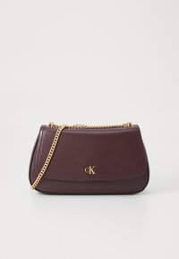 Bordo kožni ručni torbica s zlatnim lancem, preklopom i urezanim "cK" logotipom sprijeda. Glatka tekstura i strukturirani oblik.