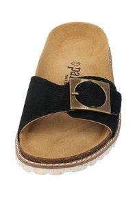 Schwarze Corduroid-Schlittensandalen mit abgerundetem Zehenbereich, rechteckiger Schnalle in Goldton und einem strukturierten Korkfußbett. Weiße gesprenkelte Gummisohle.