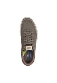 Zapatilla de malla gris con una superficie texturizada, que presenta una plantilla acolchada, diseño con cordones y una suela de goma blanca. Logo en la lengua.