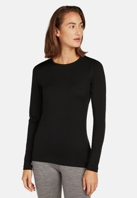 Czarna, długosleeve koszula z lekkiego materiału, z okrągłym dekoltem, dopasowanym krojem i minimalnymi detalami szycia.