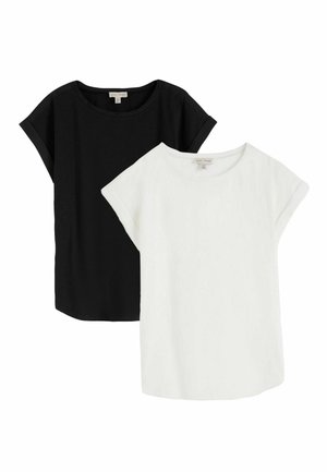 Čiernobiele tričká s krátkym rukávom a okrúhlym výstrihom, s ohrnutými rukávmi, položené na bielom pozadí a prekrývajúce sa.