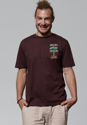 watapparel ADVENTURE IS EVERYWHERE - T-shirt imprimé - red brown