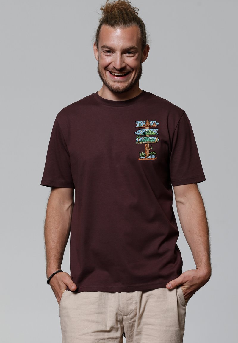watapparel ADVENTURE IS EVERYWHERE - T-shirt print - red brown