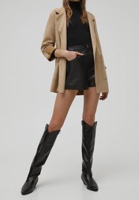 PULL&BEAR Abrigo corto - sand