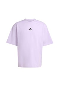 Levandulové oversized tričko s krátkým rukávem sportovního stylu, kulatý výstřih a černé logo Adidas umístěné uprostřed na hrudi na bílém pozadí.