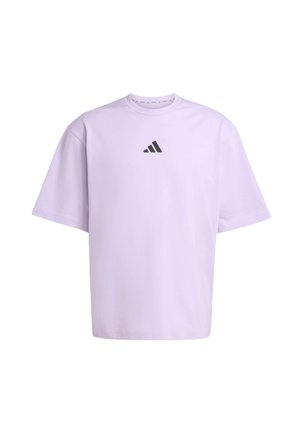 Laventelin värinen ylipitkä lyhythihainen urheilupaita, jossa on pyöreä kaula-auko ja musta Adidas-logo keskitettynä rinnassa valkoista taustaa vasten.