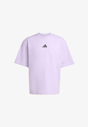 Lilla oversized kortærmet atletisk T-shirt med rund hals og sort Adidas-logo centreret på brystet mod en hvid baggrund.