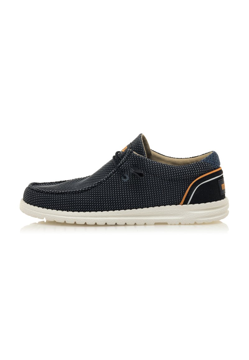 Zapatos de hombre tipo slip-on en tejido texturizado azul oscuro con suela de goma blanca, que presentan detalles en naranja y negro en el talón y los cordones.