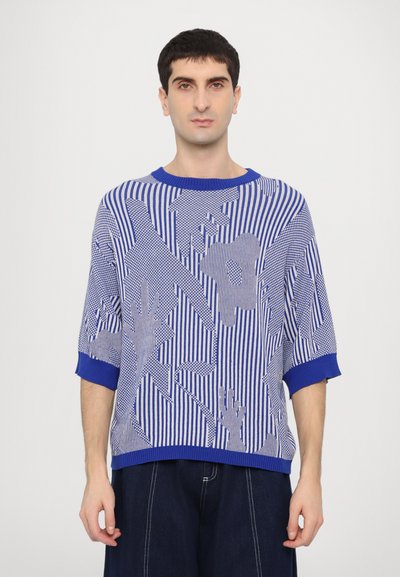 Blå og hvid stribet striktrøje med bladmønstre, korte ærmer og ribbet halsudskæring og manchetter.