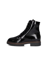 Zwarte lakleren enkellaarsjes met een ronde neus, vetersluiting aan de voorkant en een gestructureerde rubberen zool. Bevatten bruine stiksels en minimale accenten.