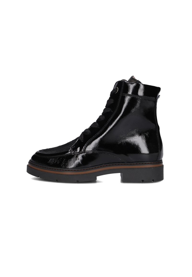 Zwarte lakleren enkellaarsjes met een ronde neus, vetersluiting aan de voorkant en een gestructureerde rubberen zool. Bevatten bruine stiksels en minimale accenten.