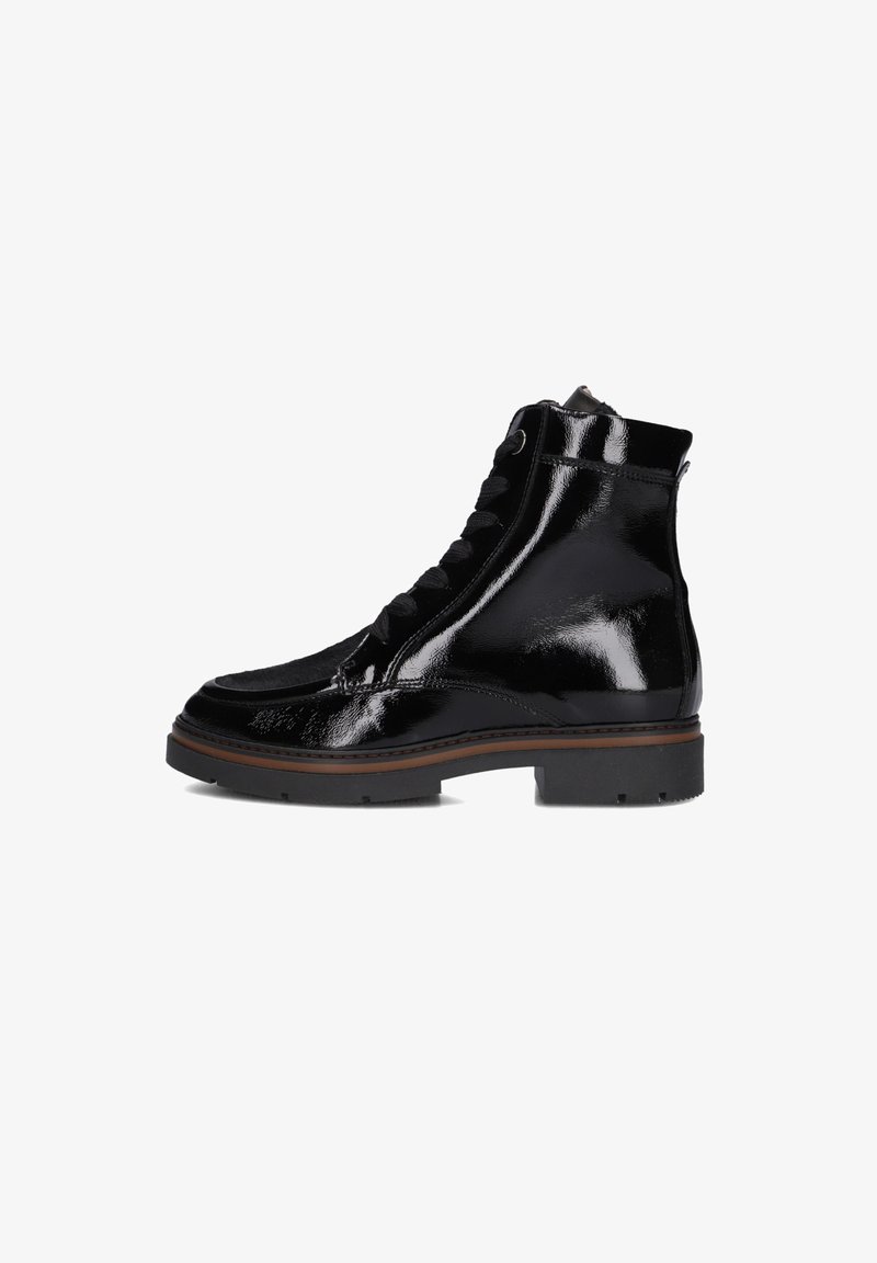 Zwarte lakleren enkellaarsjes met een ronde neus, vetersluiting aan de voorkant en een gestructureerde rubberen zool. Bevatten bruine stiksels en minimale accenten.