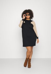 ONLY Carmakoma CARSIV BLOCKIG DRESS - Vestido de malha - black
