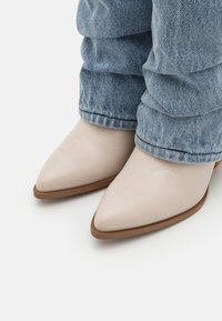 Steve Madden LASSY - Botas de tacón - light blue
