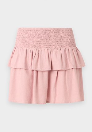 Mini-jupe à volants rose clair avec une large ceinture froncée et des couches de tissu rassemblées, texture douce, sans motifs ni ornements.