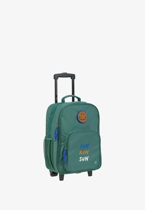 Sac à dos à roulettes vert avec un patch smiley, une poche avant zippée et le texte « FUN RUN SUN ». Dispose d'une poignée rétractable et d'une poche latérale en mesh.