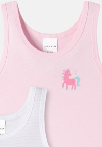 Roze katoenen tanktop met een eenhoornprint, naast een witte tanktop met lichtgrijze strepen. Beiden hebben ronde halslijnen en gestikte randen.