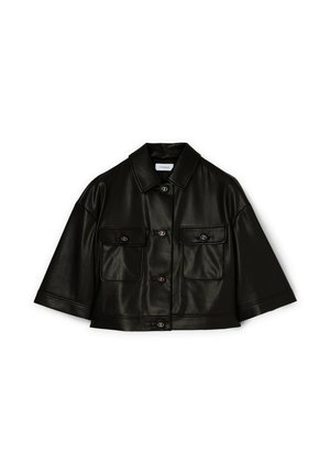 Sort cropped jakke i kunstlæder med brede korte ærmer, knaplukning foran og to brystlommer med klap.