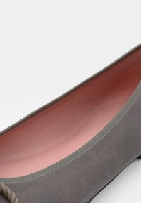 Sive mokasine od suede materijala s glatkom teksturom, s ružičastim unutarnjim oblogom i tankom dekorativnom šavom uz rub.
