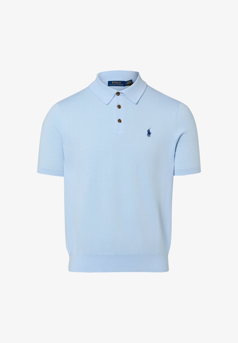 Polo bleu clair à manches courtes avec col, trois boutons marron, et petit logo brodé en bleu foncé représentant un cheval et son cavalier sur la poitrine.