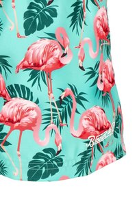 Costume da bagno azzurro chiaro con motivo di fenicottero e foglia tropicale. Il tessuto ha una consistenza liscia, con un logo vicino all'orlo.
