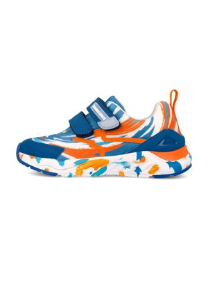 Scarpa da ginnastica per bambini con motivi astratti blu, arancioni e bianchi, due cinturini in velcro blu e suola bianca con schizzi colorati.