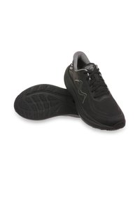 Zapatillas de correr MBT 1000 negras con suela texturizada, diseño con cordones y forro interior gris, mostradas con un zapato de pie y otro de lado.