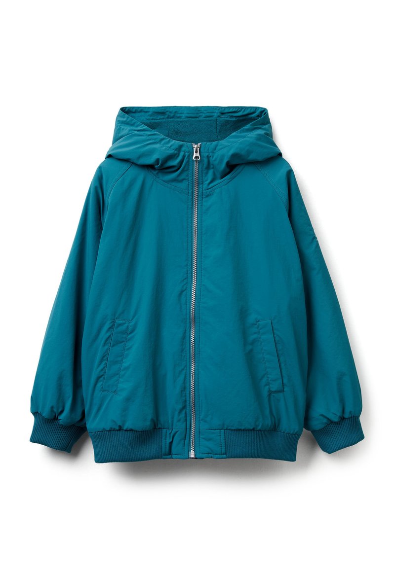 Azurově zelená bunda s kapucí, předním zipem, elastickými manžetami a bočními kapsami; vyrobena z lehké, hladké látky s mírně lesklým povrchem.