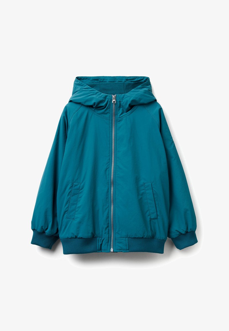 Azurově zelená bunda s kapucí, předním zipem, elastickými manžetami a bočními kapsami; vyrobena z lehké, hladké látky s mírně lesklým povrchem.