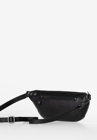 Zwarte leren crossbodytas met een gebogen ontwerp, voorzien van een voorzak met rits, verstelbare schouderband en een gladde textuur.