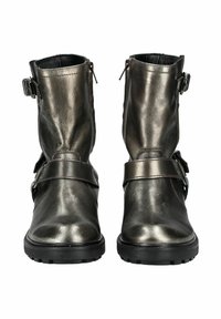 Botas de tobillo gris metálico con una textura de cuero suave, que cuentan con hebillas ajustables y una sólida suela de goma para mayor tracción.