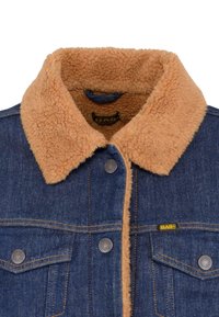 Giubbotto di jeans con un colletto in finta pelliccia beige. Presenta chiusure con bottoni e due tasche anteriori a pattina. Colore blu intenso con cuciture a contrasto.
