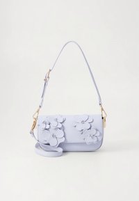 Licht lavendelkleurige handtas van glad materiaal, met drie bloemenapplicaties met pareldetails, gouden hardware en een afneembare schouderriem.