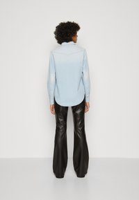 Wrangler REGULAR SHIRT - Camicia - blue grammer